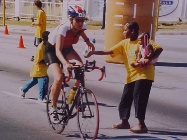 Ironman 2004 Einheimische unterstützen Teilnehmer beim Radrennen